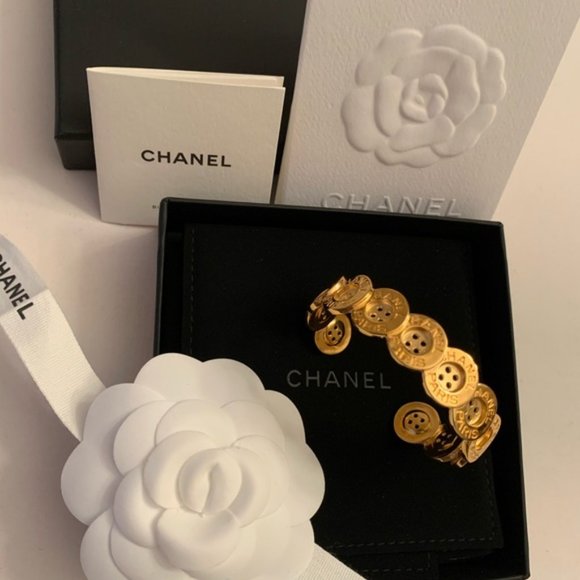 NIB Chanel 20A Paris Button Cuff Bracelet - Picture 4 of 12
